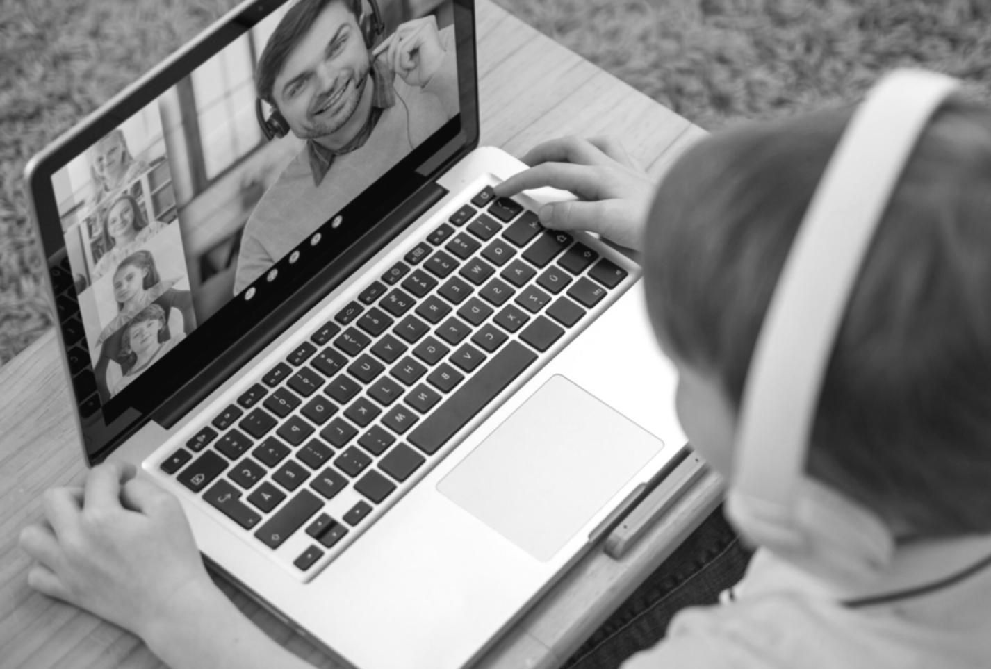 Estudante a planear orçamento mensal com calculadora e documentos financeiros